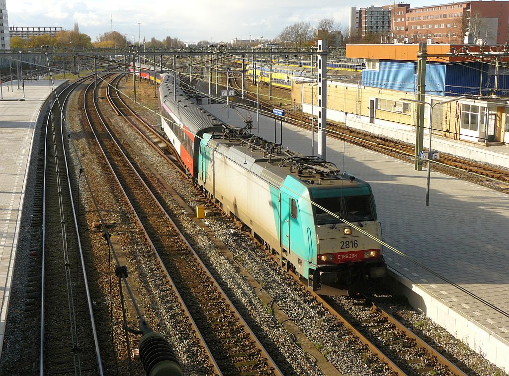 NMBS Traxx Lok 2816 mit Intercity nach Brussel. Gleis 6 Rotterdam Centraal Station 28-11-2012.

NMBS Traxx locomotief 2816 met Intercity naar Brussel. Spoor 6 Rotterdam Centraal Station 28-11-2012.
