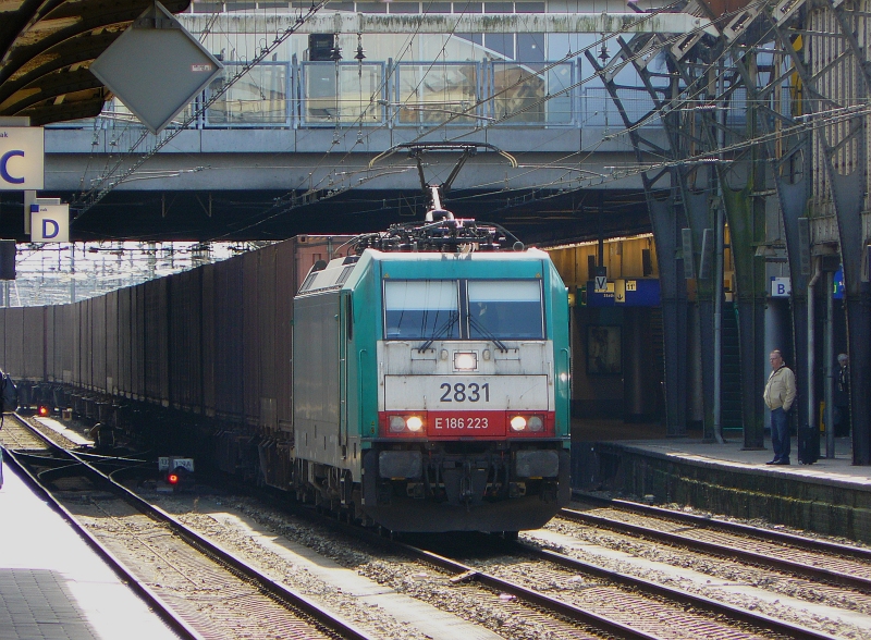 NMBS Traxx Lok Nummer 2831 mit Containerzug Utrecht CS 02-04-2010.