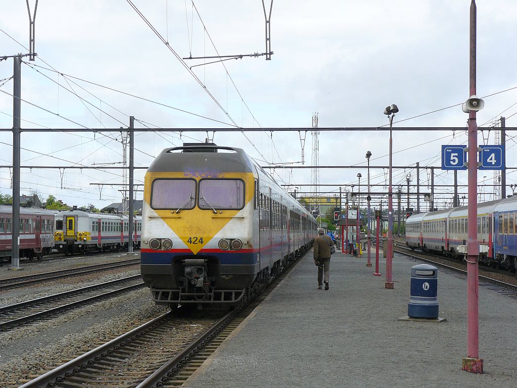 NMBS treinstel 424 type MS 80 in Ath 11-05-2013.