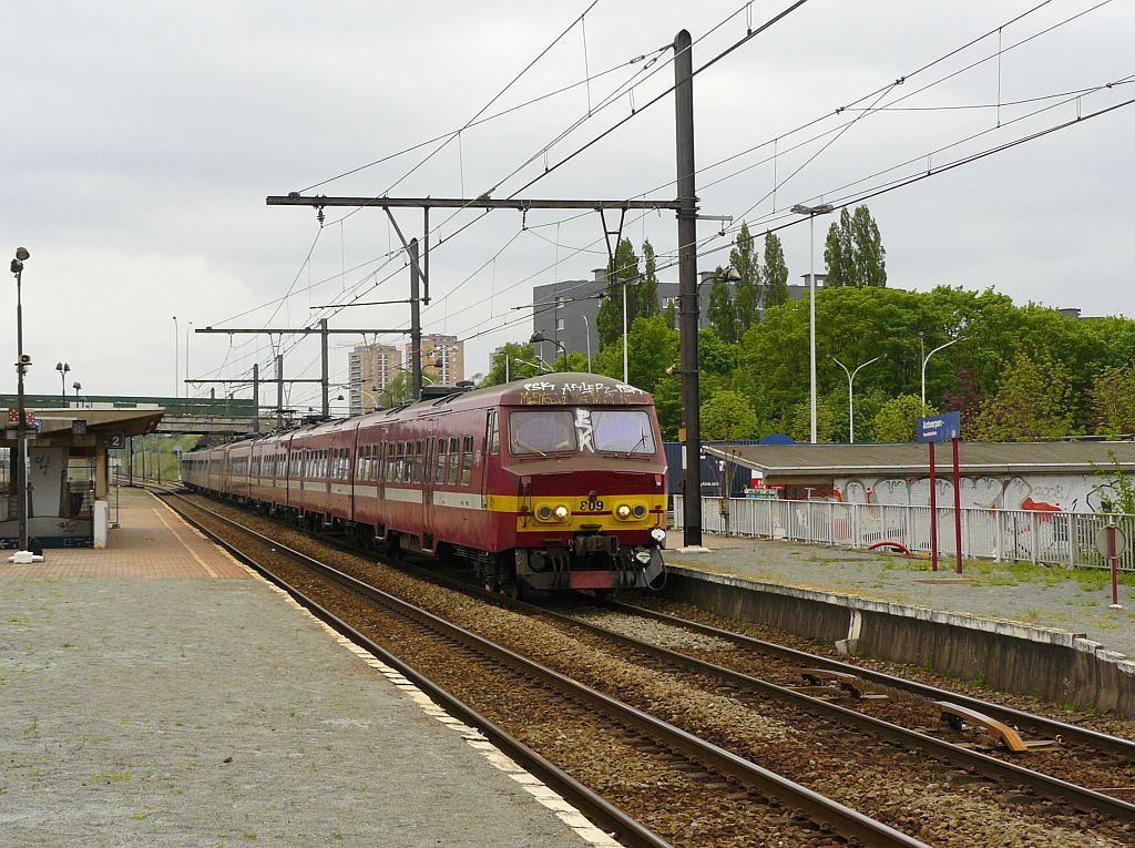 NMBS treinstel type MS 75 nummer 809 en 8XX Station Antwerpen Noorderdokken 10-05-2013.