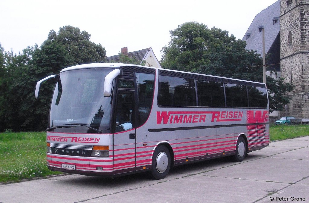 Nochmals der gleiche Setra von Wimmer Reisen aus Kuchl (�sterreich), fotografiert auf dem Parkplatz vor der Marienkirche in Bernburg am 22.07.2012 