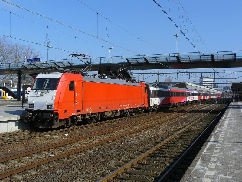 NS Hispeed TRAXX lok Nummer 91 84 1186 121-7 mit FYRA Zug nach Amsterdam in Rotterdam centraal station 10-03-2010. 