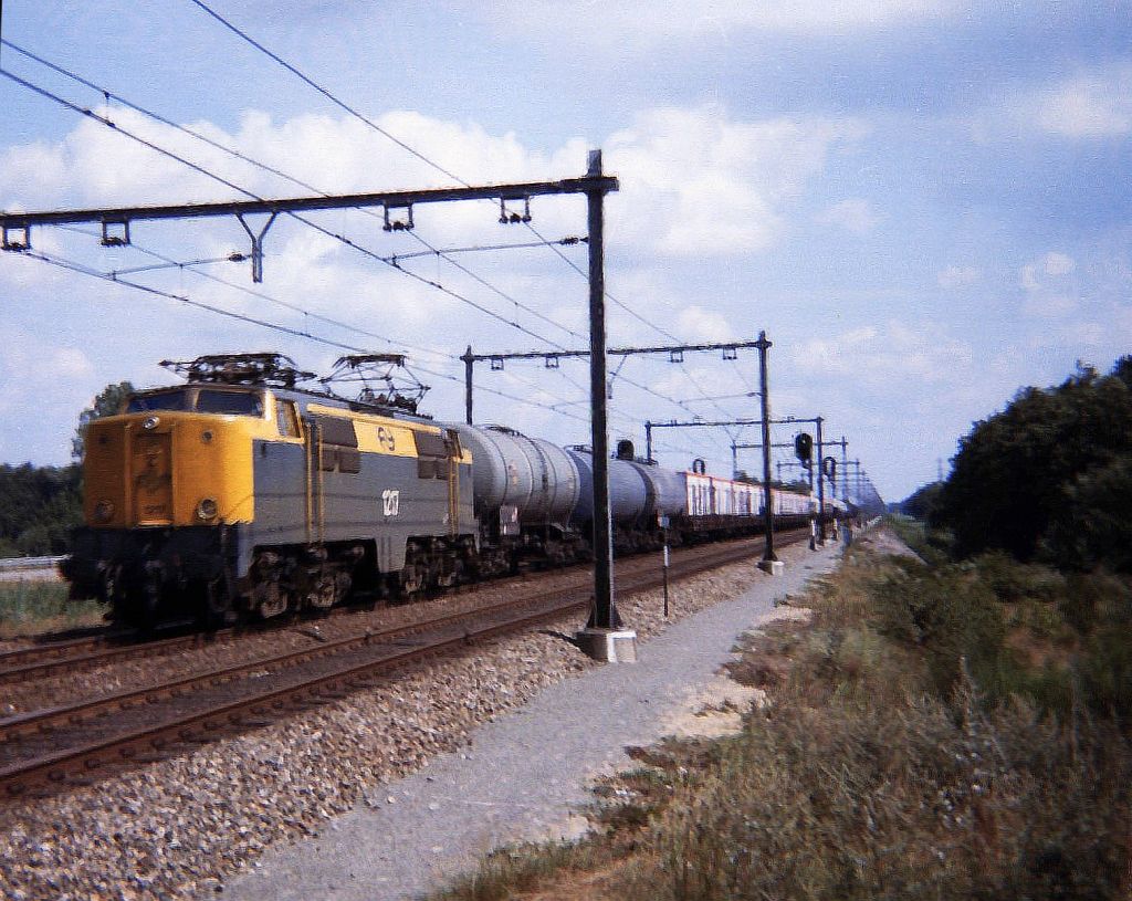NS Lok 1217 mit Gterzug Stroe 1980 (Scan von Negativ).

NS locomotief 1217 met bonte goederentrein. Stroe rond 1980. (Gescand negatief) 