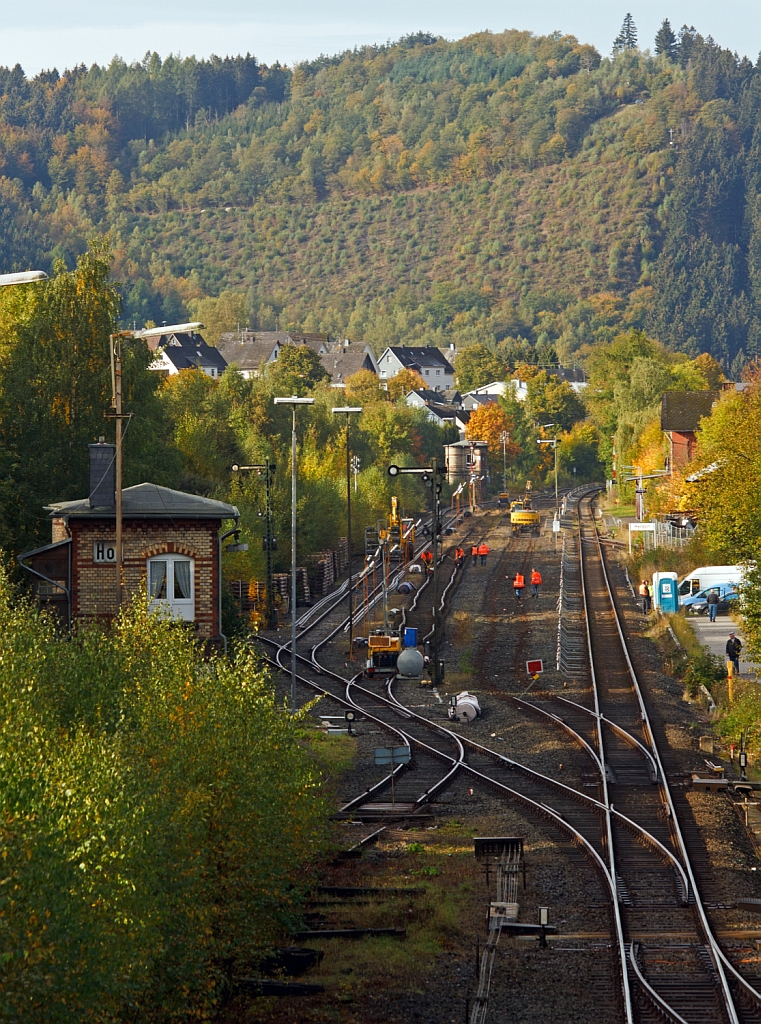 Nun am 13.10.2012 hat die Baustelle im Bereich des Bahnhofes Herdorf an der KBS 462 (Hellertalbahn) begonnen, das alte Gleis 2 ist schon heraus gerissen. Hier der Blick von der Brcke Wolfsweg Richtung Bahnhof.