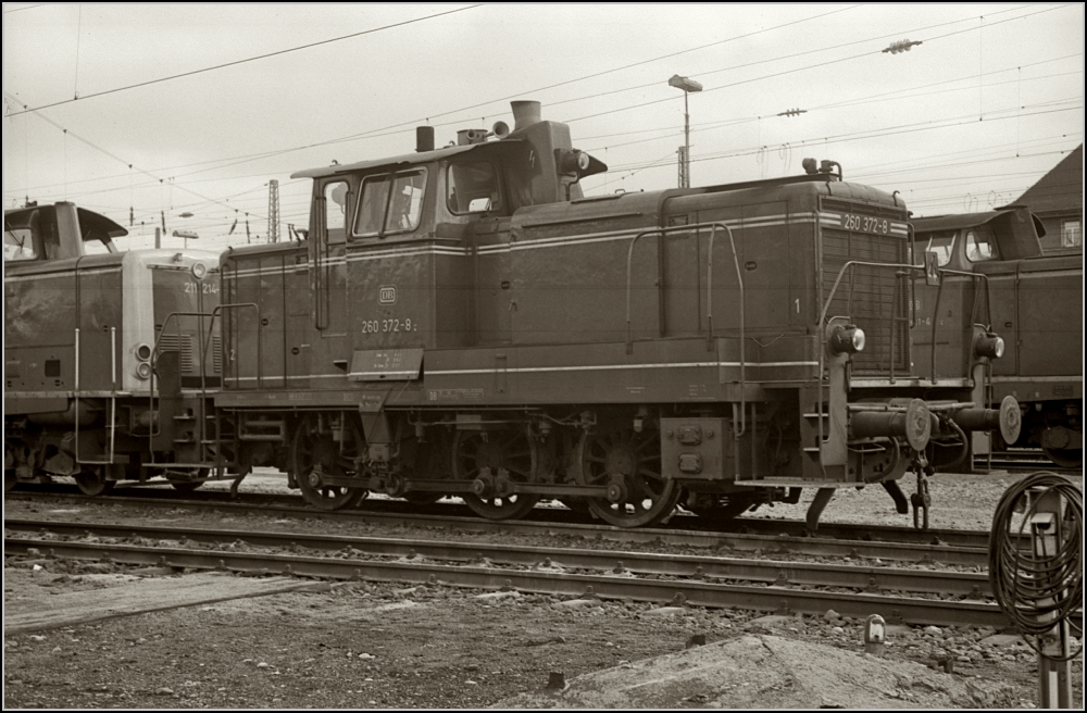 Nun da es so gut zu hellertal.startbilder passt: V60 372 in Singen (Hohentwiel) w�hrend ihrer sonnt�glichen Dienstruhe im M�rz 1979. Dank Armin gibt es auch die Daten dazu: Gebaut von Jung, Jungenthal (1957 unter Fabriknummer 12502).