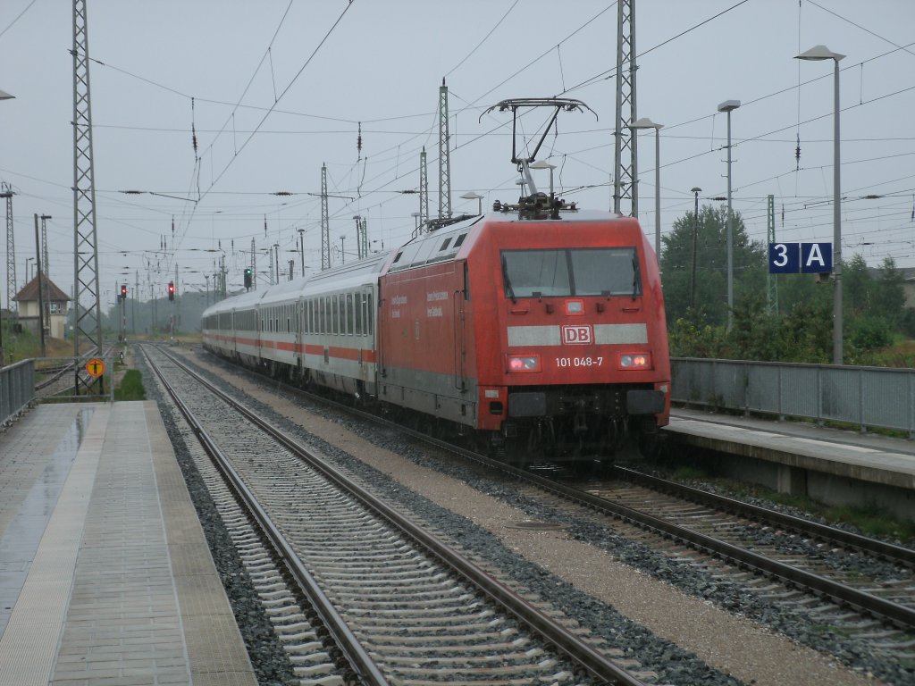 Nur von Binz bis Hamburg ging es fr 101 048,am 30.Juli 2011,als Sie den IC aus Bergen/Rgen schob.