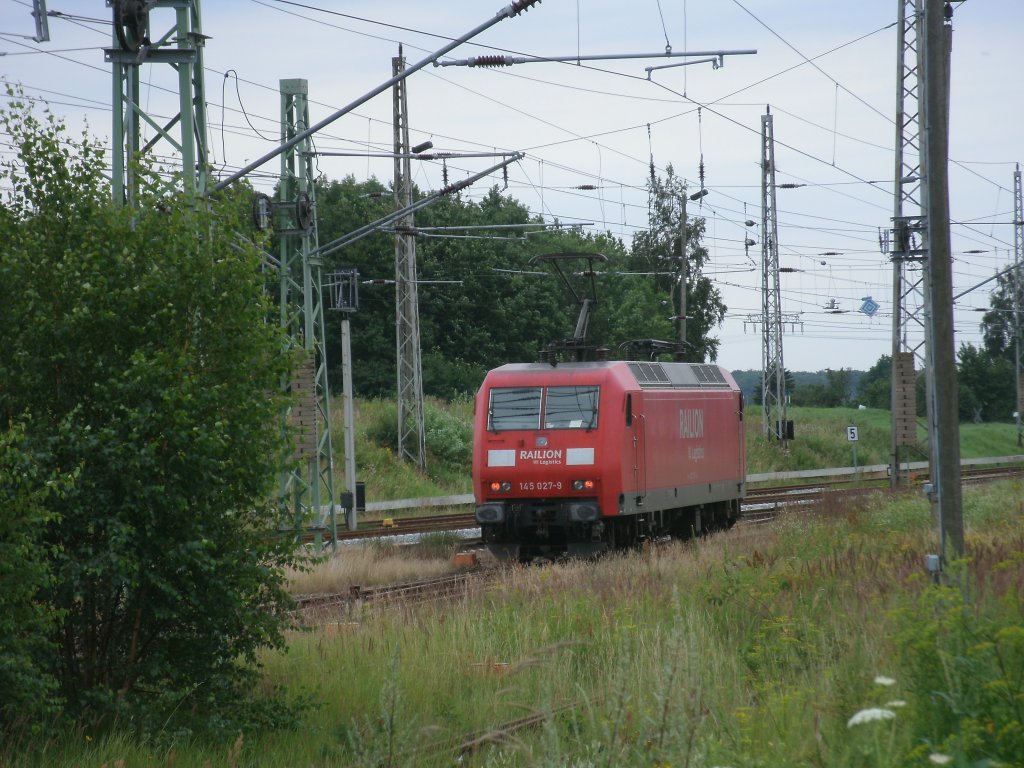 Nur noch die Ausfahrt von 145 027 erwischte ich,am 20.Juli 2011,beim Verlassen von Bergen/Rgen.