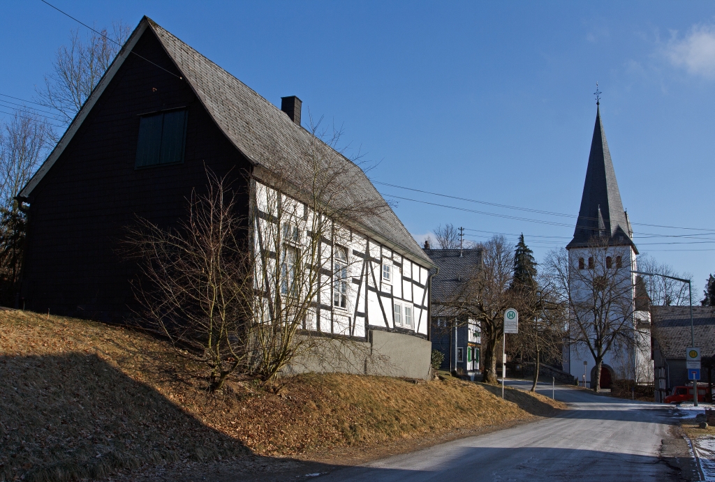 Oberholzklau (gehrt zu Freudenberg), Kreis Siegen-Wittgenstein, am 11.02.2012. Links die Pfarrscheune erbaut 1736, spter Konfirmandenhaus. Dahinter das Pfarrhaus erbaut 1608 und hinten die Ev. Kirche um 1250 erbaut der Turm wurde 1908 neuerrichtet.