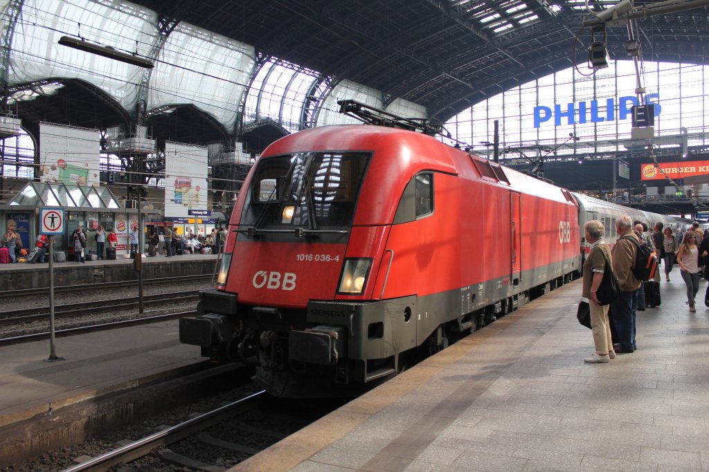 BB 1016 036-4 MIT IC  nach Westerland kommt am 03.09.2011 in Hamburg Hbf Eingefahren.