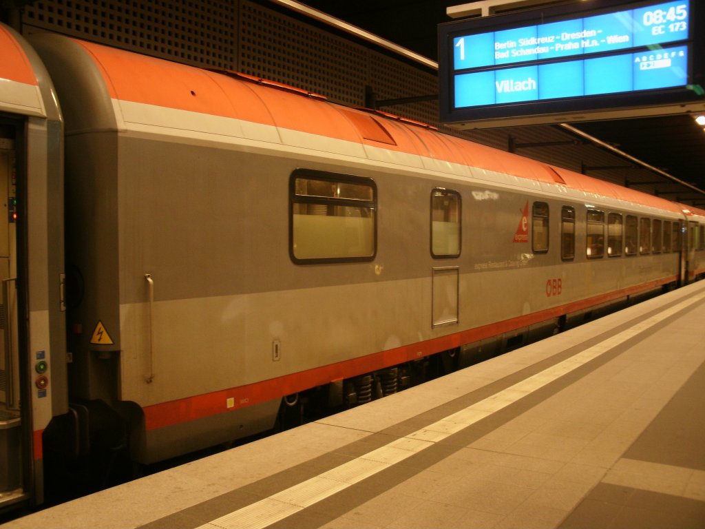 BB Speisewagen WRmz 61 81 88-90 205-9 im EC 173,Hamburg Altona-Villach,am 26.Mrz 2012,im Berliner Hbf(tief).