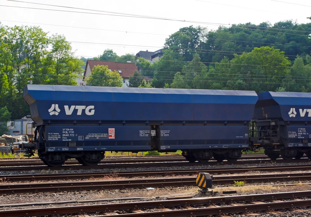 Offener Sch�ttgutwagen mit schlagartiger Schwerkraftentladung, hydraulischem Klappenverschlusssystem und 4 Rads�tzen Falns (37 84 6646 772-7) der Vermietungsfirma VTG AG am 30.05.2012 bei der Durchfahrt im Zugverbund in Betzdorf (Sieg).
Die gleichzeitige �ffnung bzw. Schlie�ung aller vier Klappen ist durch Bet�tigen eines Steuerventils entweder von der Wagenb�hne oder vom Bunkersteg aus mit einem speziellen langstieligen Vierkantschl�ssel m�glich.