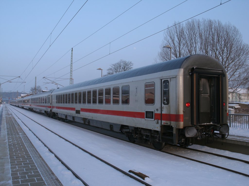 Ohne Steuerwagen erreicht der Ersatzzug 2802 Ribnitz Damgarten West-Binz,am 05.Februar 2012,Bergen/Rgen.Letzter Wagen war Apmz 61 80 19-90 339-2.