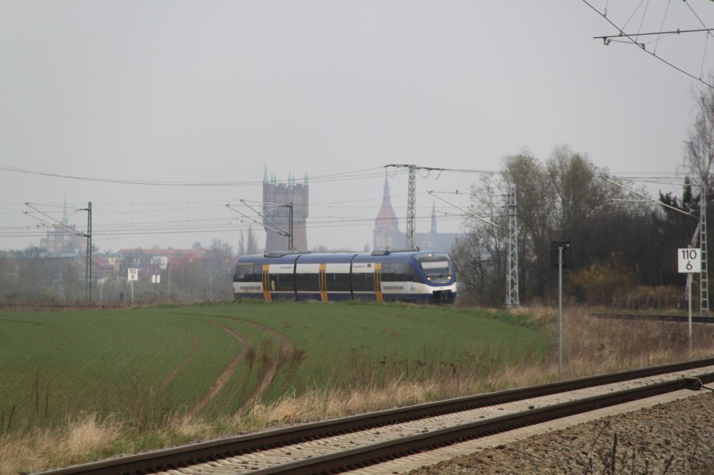 OLA VT 0006 als OLA79759 von Rostock Hbf nach Gstrow kurz hinter Rostock Hbf.12.04.2012