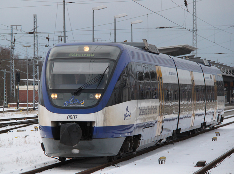 OLA-VT0007 von Rostock Hbf nach Gstrow bei der Ausfahrt im Rostocker Hbf.11.02.2012