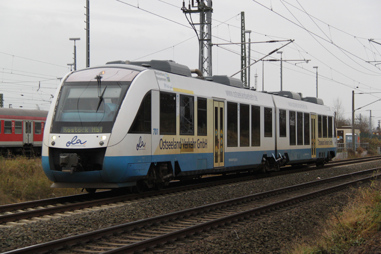 OLA79762 von Gstrow nach Rostock Hbf bei der Einfahrt im Rostocker Hbf.26.11.2011