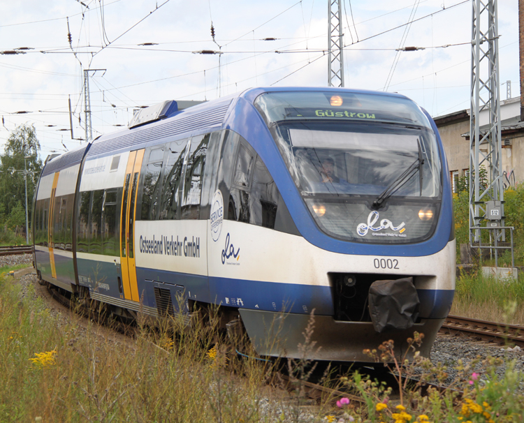 OLA79763 von Rostock Hbf nach Gstrow via Rostock-Seehafen kurz nach der Ausfahrt im Rostocker Hbf.(16.08.2011)