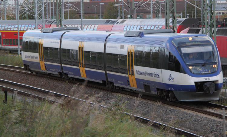 OLA79763 von Rostock Hbf nach Gstrow kurz nach der Ausfahrt im Rostocker Hbf.12.10.2011