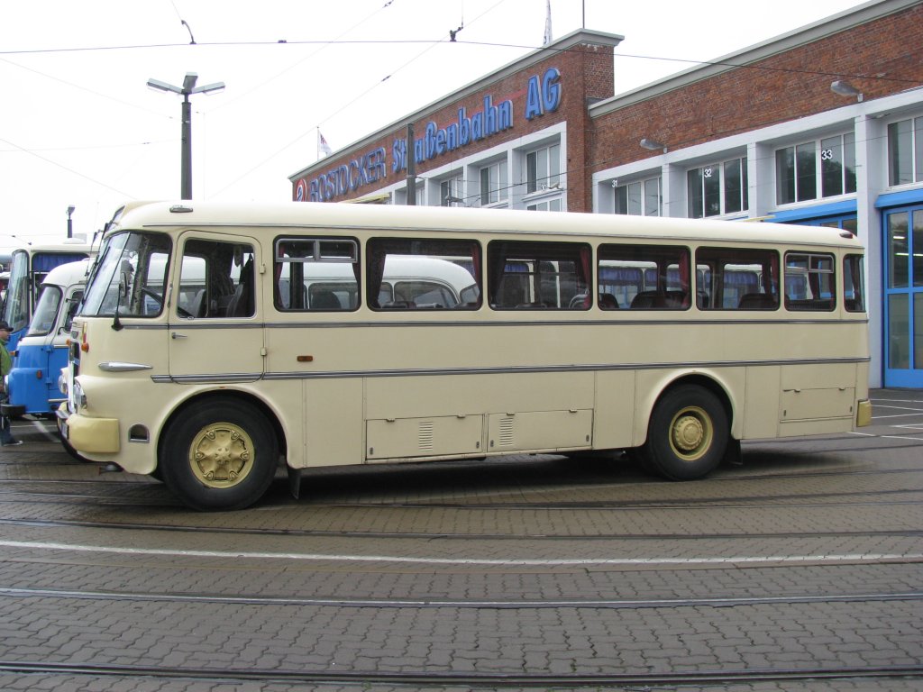 Omnibus Ikarus 630 des ehem. Kraftverkehrs  OstseeTrans , dem Kraftverkehrbetrieb des Ostsee-Bezirks Rostock, hier speziell des Kreis Ribnitz-Damgarten, jetzt Landkreis Nordvorpommern (NVP) anl��lich 130 Jahre Strba in Rostock [27.08.2011]

