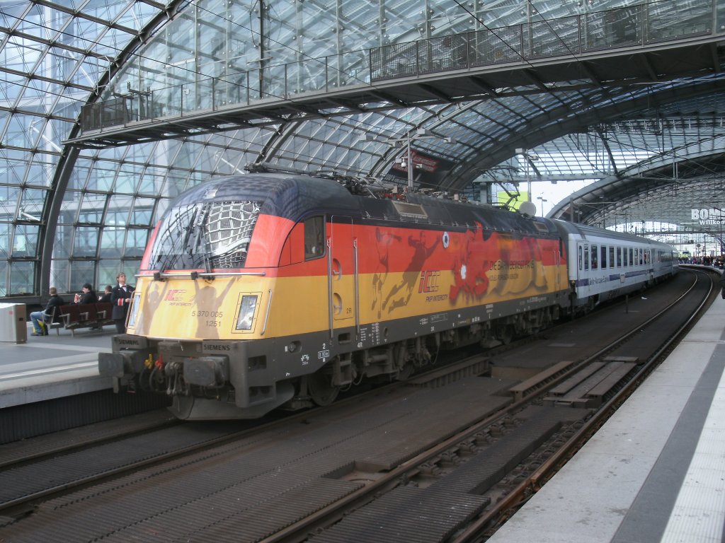 PKP 5 370 005  Deutschland  mit dem Berlin-Warszawa-Express,am 12.Mai 2012,im Berliner Hbf.