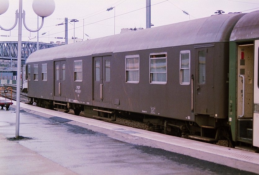 PKP Gepckwagen in alte Farbe fotografiert in Paris gare du Nord am 14-07-1993.