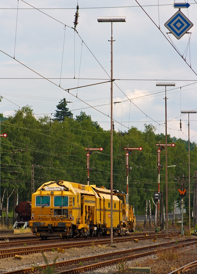 Plasser & Theurer kontinuierlich arbeitende Zweischwellen-Nivellier-, Hebe-, Richt- und Stopfmaschine fr Gleise und Weichen Unimat 09-32/4S  (Schweres Nebenfahrzeug Nr. 97 43 55 003 17-5) mit angehangener Plasser&Theurer Schnellschotterverteil- und Planiermaschine SSP 110 SW (Schweres Nebenfahrzeug Nr. 97 16 46 003 18-8) der DB Bahnbau Gruppe (ehemalig DB Gleisbau - DBG) abgestellt am 10.08.2013 in Kreuztal. 
Die Stopfmaschine hat ein Eigengewicht von 170 t, der Schotterpflug von 44 t, beide Maschinen haben eine Hchstgeschwindigkeit von 100 km/h.