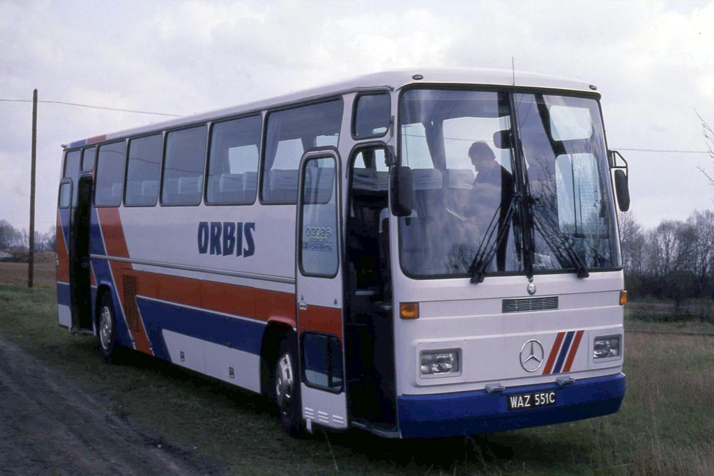 Pol Orbis setzte am 18.04.1992 diesen Mercedes Reisebus f�r eine
Reisegesellschaft ein.
Aufnahme am 18.4.1992 in Tulovice.