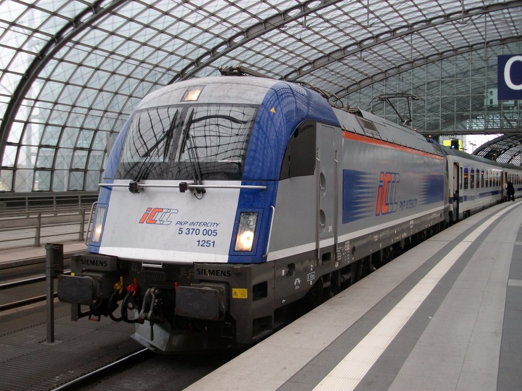 Polnische Taurus  Husarz  EU44 5 370 005 mit dem Berlin-Warschau-Express nach der Ankunft aus Warschau am 16.Oktober 2010 im Berliner Hbf.