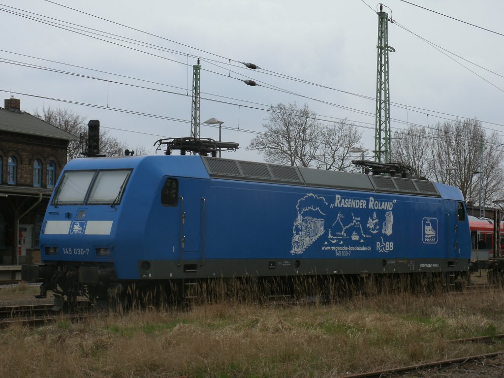 PRESS 145 030-7 mit der  Rasenden Rolandseite ,am 12.April 2012,in Bergen/Rgen.