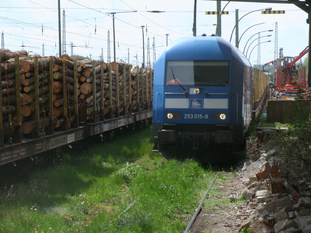 PRESS 253 015-8,am 11.Mai 2012,neben dem alten Gterboden in Beregn/Rgen.