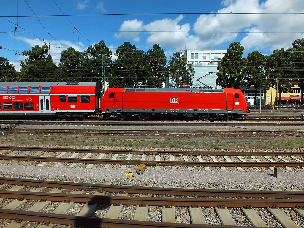 Profilaufnahme der 146 232 bei der Ausfahrt aus Singen in Richtung Karlsruhe.