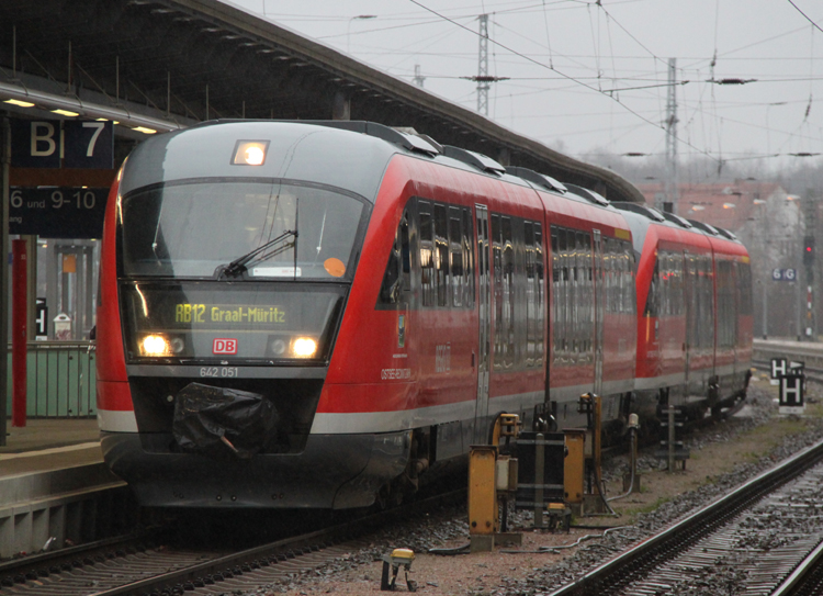 RB 13241/RB 13265 von Rostock Hbf nach Graal-Mritz und Ribnitz-Damgarten West kurz vor der Ausfahrt im Rostocker Hbf.12.12.2011