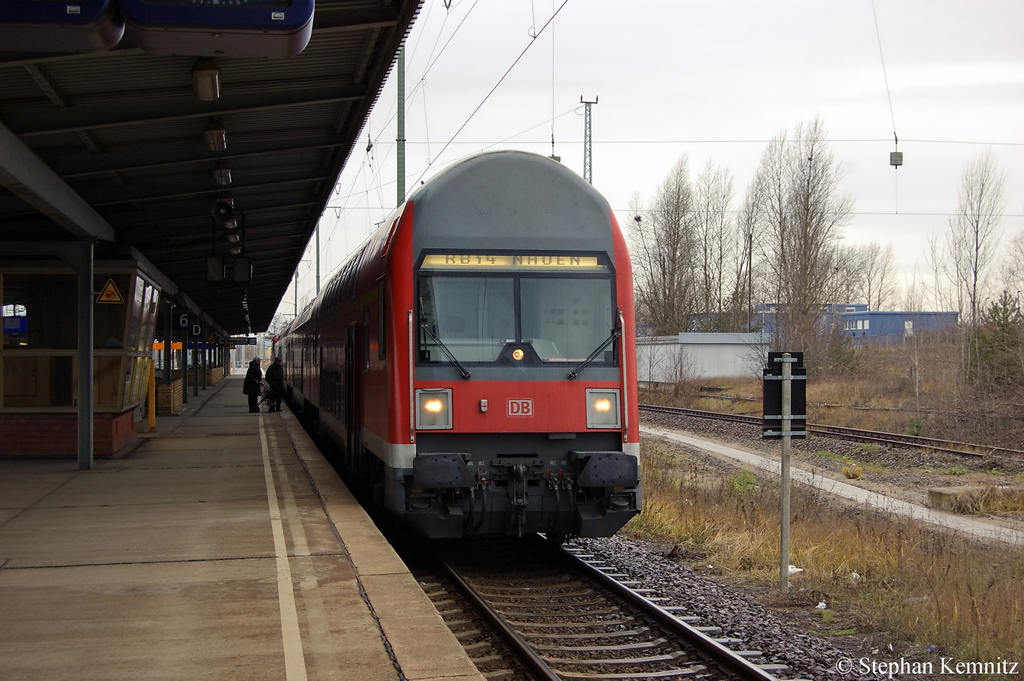 RB14 (RB 18918) von Berlin-Schnefeld Flughafen nach Nauen in Berlin-Schnefeld Flughafen. Geschoben hat 143 306-9. 13.12.2011