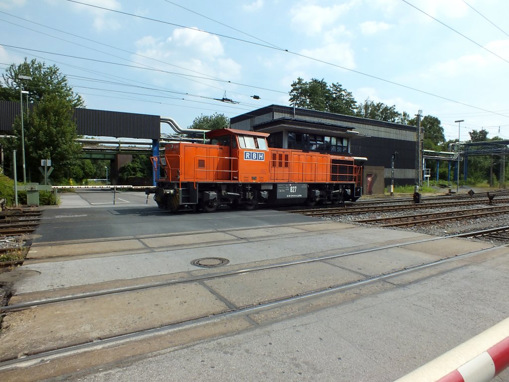 RBH-Lok 827 (92 80 1275 814-2 D-RBH) rckt ins RBH-BW in Gladbeck ein.