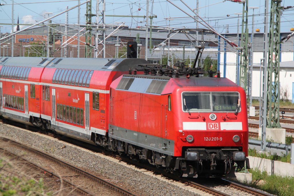 RE 1 Hamburg-Rostock bei der Einfahrt im Rostocker Hbf.13.05.2012