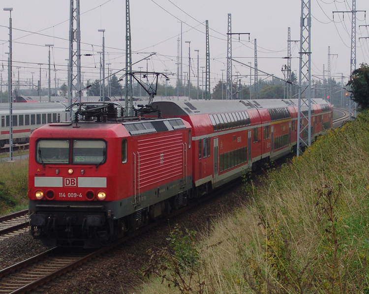 RE 33104 von Lutherstadt Wittenberg Richtung Rostock Hbf kurz vor der Einfahrt im Rostocker Hbf(26.09.10)
