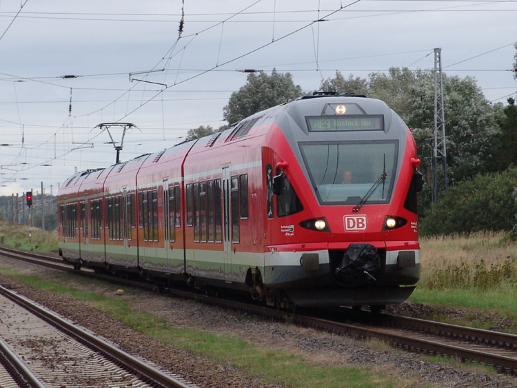 RE 33212 von Sassnitz Richtung Rostock Hbf bei der Durchfahrt im Bahnhof Bentwisch(19.09.10)