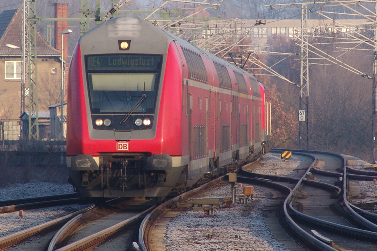 RE 4375 von Wismar Richtung Ludwigslust bei der Einfahrt im Schweriner Hbf.(29.01.2011)
