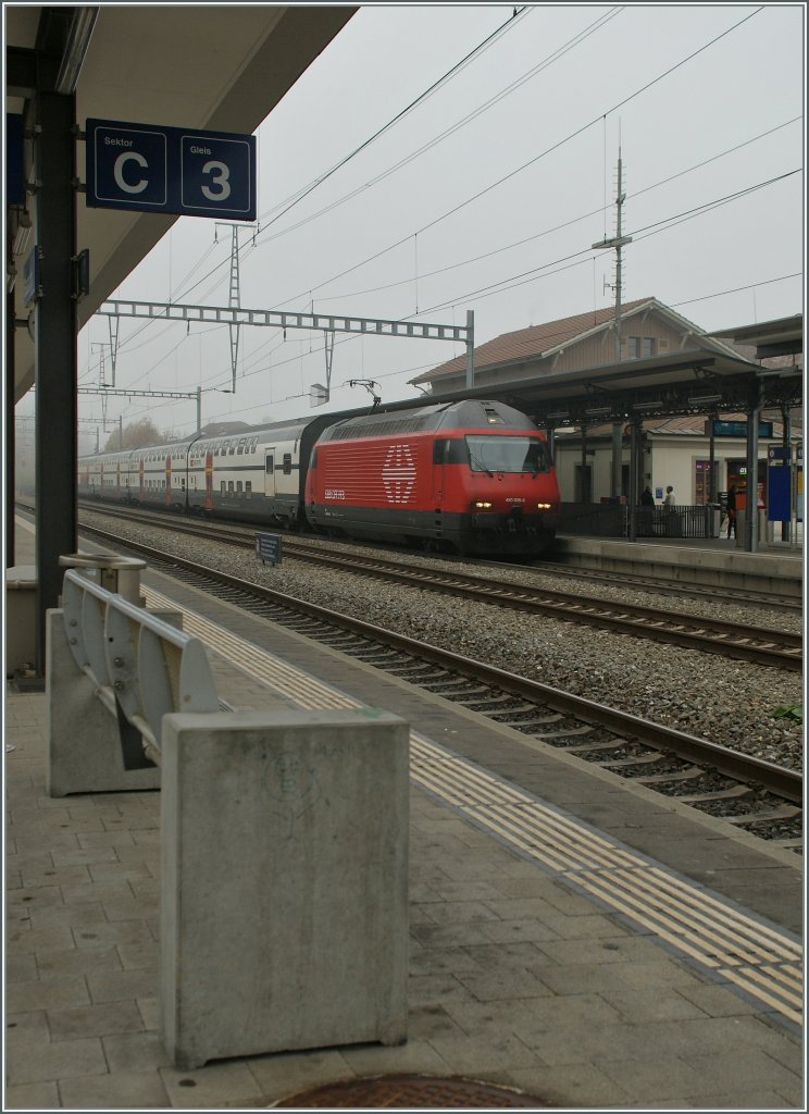 Re 460 008-6 mit einem IC in der diffusen Banklandschaft Schweiz. 
Sissach, den 6 Nov 2011