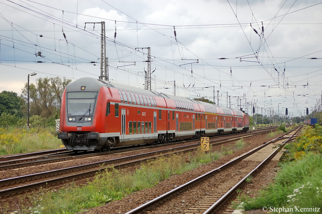 RE1 (RE 18122) von Frankfurt(Oder) nach Magdeburg Hbf in Priort am 29.08.2011. Vom 26.08.2011 bis zum 05.09.2011 entfallen wegen Bauarbeiten die Halte in Berlin-Wannsee und in Potsdam und der RE1 wird deshalb ber den Westlichen Berliner Auenring (BAR) umgeleitet und hlt in Golm.