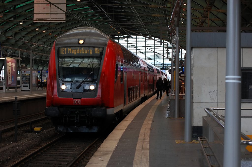 RE1 (RE 38020) nach Magdeburg Hbf in Berlin Ostbahnhof. Geschoben von der 112 122. 16.10.2010