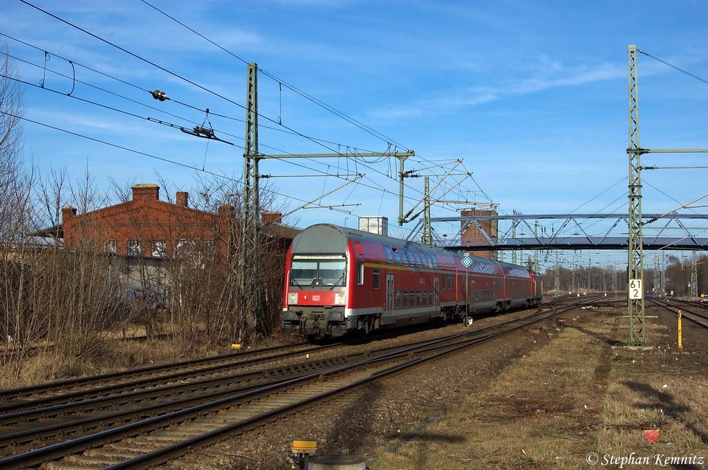 RE1 (RE 69521) von Berlin Wannsee nach Brandenburg Hbf, bei der Einfahrt in den Brandenburger Hbf. Geschoben hatte die 114 014-4. 03.03.2012