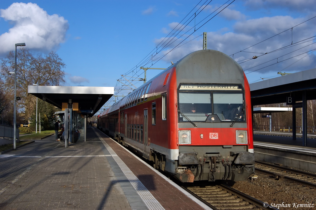 RE1 (RE 69523) von Berlin Wannsee nach Wusterwitz im Brandenburger Hbf. Geschoben hatte die 114 020-1. 08.03.2012