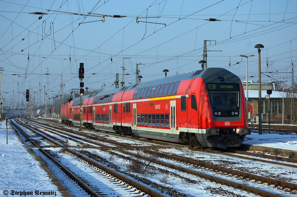 RE20 (RE 17704) von Halle(Saale) Hbf nach Uelzen im winterlichen Stendaler Hbf. Gezogen hatte die 114 010-2. 31.01.2012