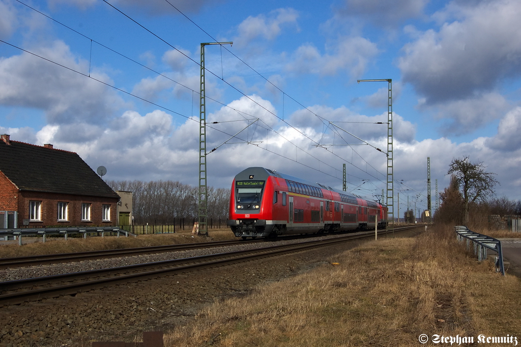 RE20 (RE 17709) von Uelzen nach Halle(Saale)Hbf in Mahlwinkel. Geschoben von der 112 170. 25.02.2012