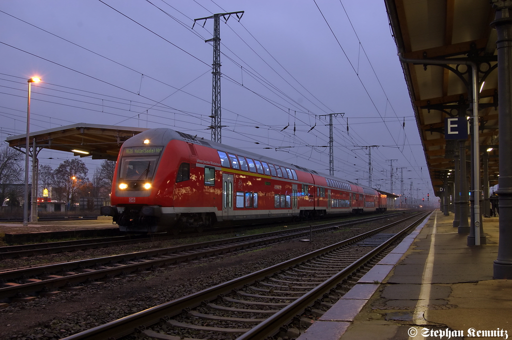 RE20 (RE 17715) von Uelzen nach Halle(Saale) Hbf in Stendal. Geschoben hatte die 143 146-9. 22.12.2011