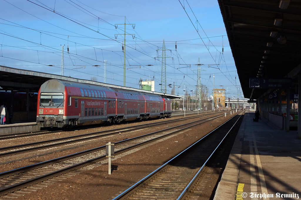 RE7 (RE 18262) von Berlin Zoologischer Garten nach Wnsdorf-Waldstadt in Berlin-Schnefeld Flughafen. Geschoben von der Rostockerin 143 250-9. 16.02.2012