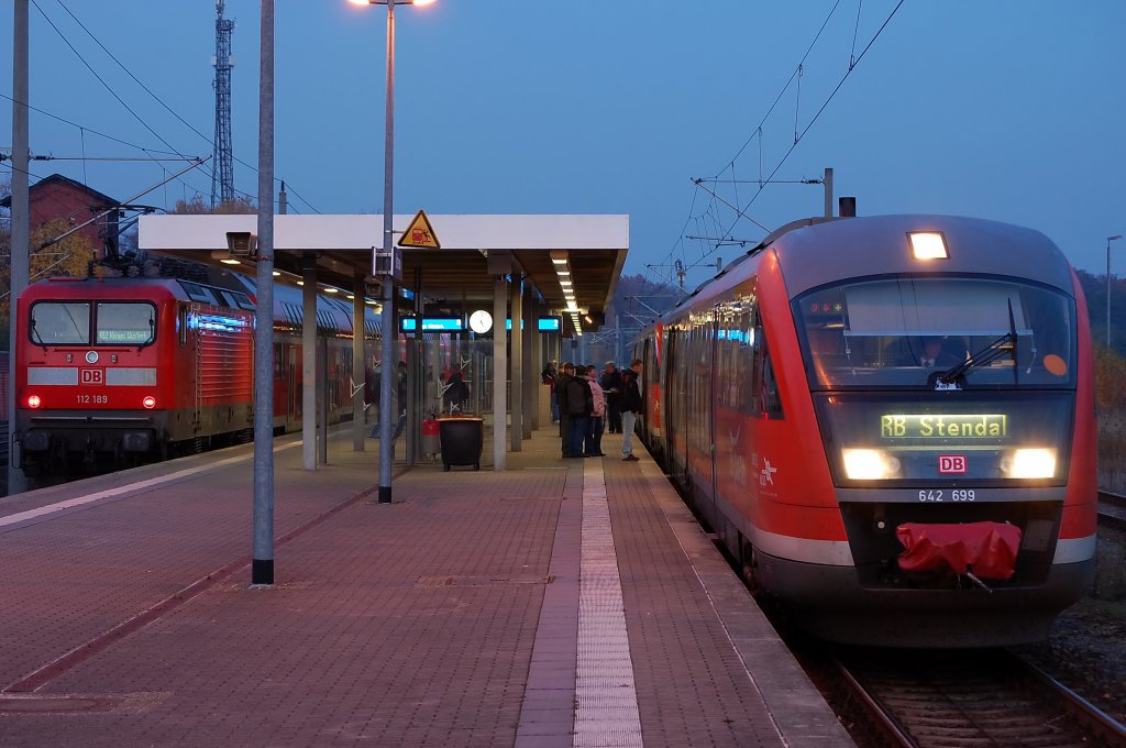 Rechts die 642 699/199 & 642 220/720 als (RB 36716) nach Stendal und links die 112 189 mit dem RE2 (RE 38145) nach Knigs Wusterhausen in Rathenow. 31.10.2010