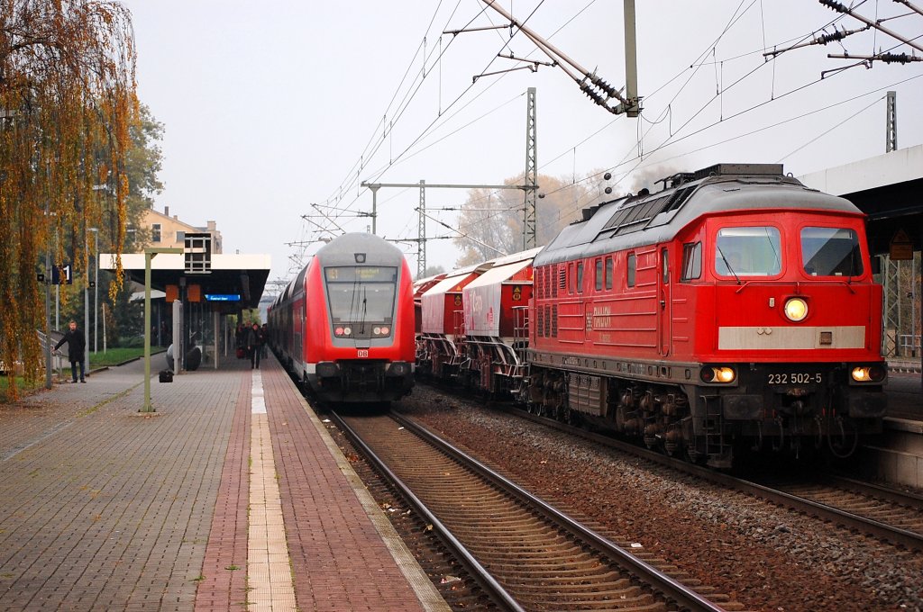 Rechts auf Gleis 2 die 232 502-5 mit Waggons des Typ´s Taoos-y auf den Weg nach Brandenburg-Altstadt und links auf Gleis 1 steht der RE1 (RE 38087) nach Frankfurt Oder in Brandenburg. 01.11.2010 