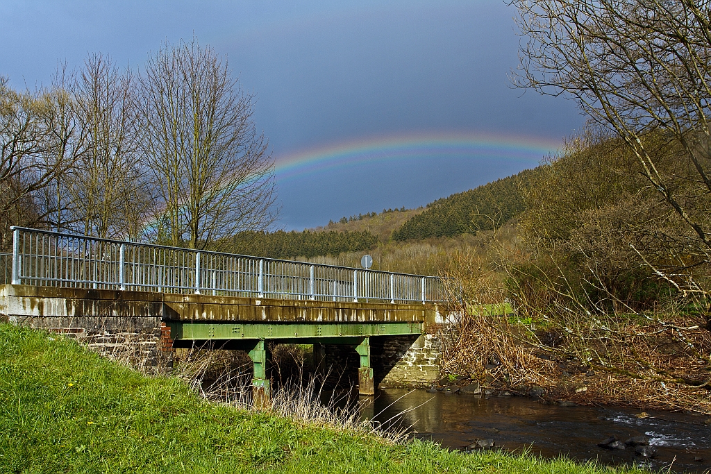 Regenbogen ber dem Hellertal am 24.04.2012 bei Herdorf-Sassenroth. Einfach nur Aprilwetter gerade Sonnenschein und einen Moment spter wieder Regen. 
Im Vordergrund die Heller, die in Betzdorf in die Sieg mndet.