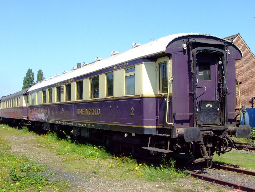Rheingold-Salonwagen 24 503 des Freundeskreis Eisenbahn K�ln am 14.08.2010 im Rheinischen Industriebahn- Museum (RIM) in K�ln.
Der Wagen 1928 bei Wegmann in Kassel als Salonwagen 2. Klasse mit K�che f�r den Einsatz im FD-Rheingold der Deutschen Reichsbahn gebaut. Er trug die Gattungsbezeichnung SB 4�K-28. 1931 erhielt das Fahrzeug die Nummer 10 703.
Nach dem 2. Weltkrieg verwendete die Deutsche Bundesbahn den Wagen als Gesellschaftswagen (rote Farbgebung). Er erhielt 1966 die Betriebsnummer 10 801 und die Gattungsbezeichnung Wg�ke. 
1978 wurde das Fahrzeug ausgemustert und durch den Freundeskreis Eisenbahn K�ln e.V. erworben. Bis 2001 setzte der Verein das historische Fahrzeug ein, welches in den original Farben restauriert wurde.

Erstmals am 15. Mai 1928 wurde der aus den typischen elfenbein-violetten Salonwagen gebildete Zug zwischen Hoek van Holland und Basel (im Sommer bis Luzern) eingesetzt. 1939 wurde der Zugbetrieb kriegsbedingt eingestellt.